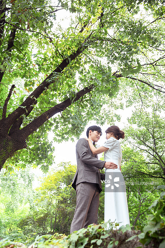 新郎和新娘在森林里互摆姿势图片素材