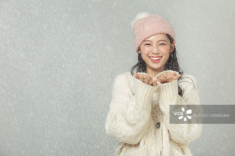 冬天，女人，韩国人，亚洲人，针织，暖和的衣服，时尚，下雪，寒冷图片素材