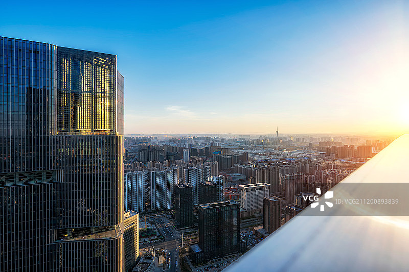 郑州城市风光日落时分摩天大楼阳台景观图片素材