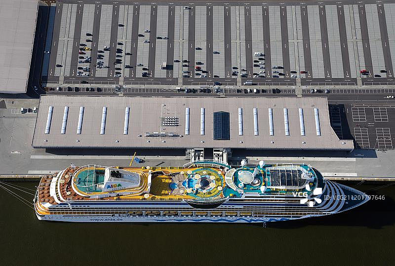 鸟瞰图，邮轮艾达玛在港口码头，汉堡，德国，欧洲图片素材