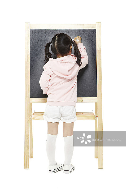 白色背景下孤立儿童的摄影，儿童教育理念图片素材