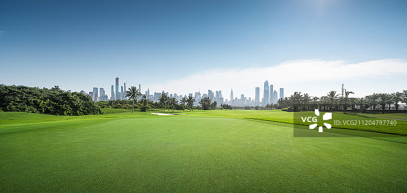 高尔夫球场与城市天际线图片素材