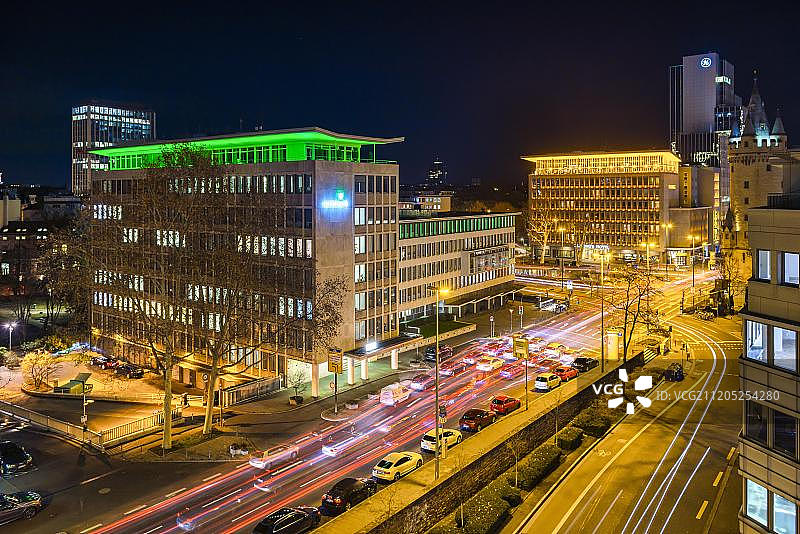 照明交叉口的埃申海默Turm与Rentenbank和弗莱明的法兰克福豪华酒店的城市，市中心，法兰克福，黑森，德国，欧洲图片素材