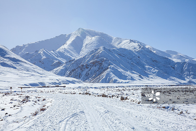 中国西藏雪山及被雪覆盖的路图片素材
