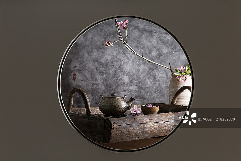 中式圆窗透景创意-中国茶道静物图片素材