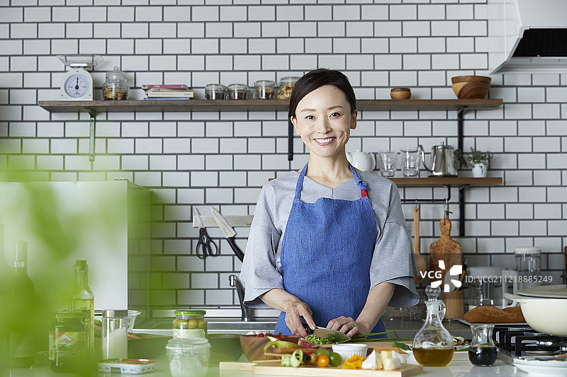 日本成熟女人在厨房图片素材