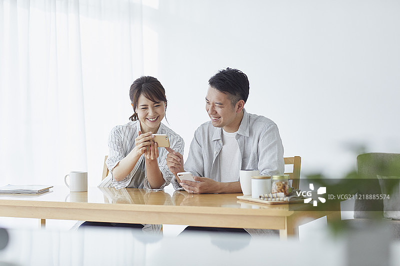 一对日本夫妇在厨房里图片素材