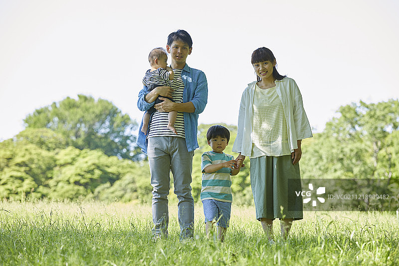 公园里的日本家庭图片素材