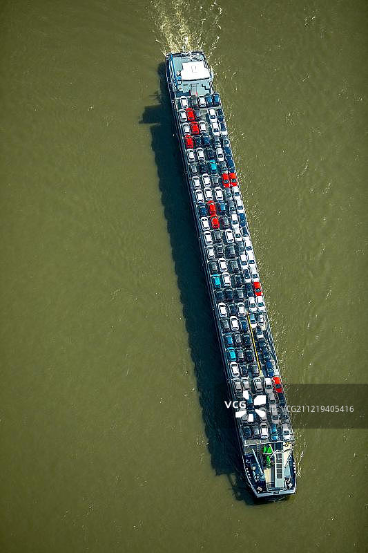 鸟瞰图，载有汽车的货船在莱茵河，内河杜伊斯堡，鲁尔地区，北莱茵-威斯特伐利亚，德国，欧洲图片素材