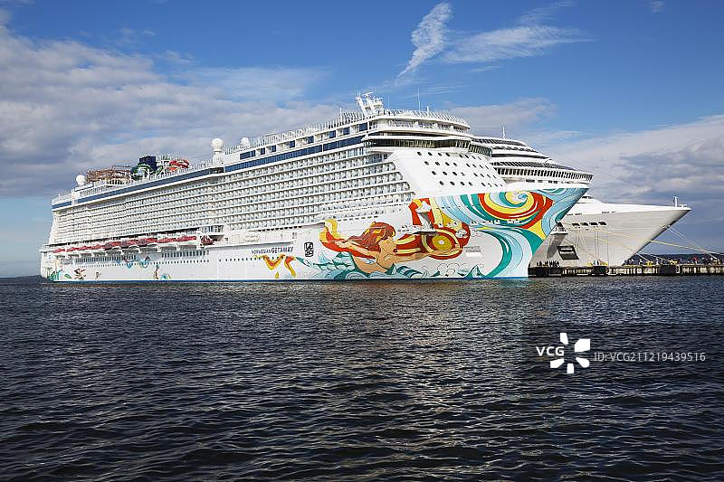 挪威之旅和地中海幻想曲邮轮停泊在爱沙尼亚塔林港口，欧洲图片素材