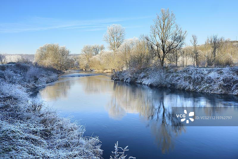 欧洲图林根州的巴德苏扎，冬季萨尔河上结霜的树木图片素材