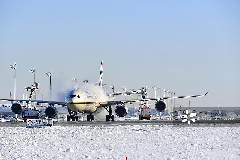 飞机除冰，阿提哈德航空，空客a340，慕尼黑机场，上巴伐利亚，德国，欧洲图片素材