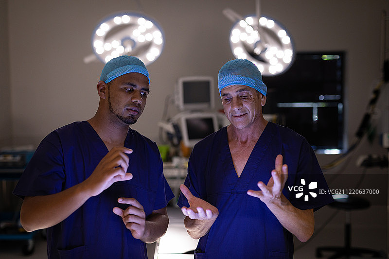 手术室中多种族外科医生互动的正面视图图片素材