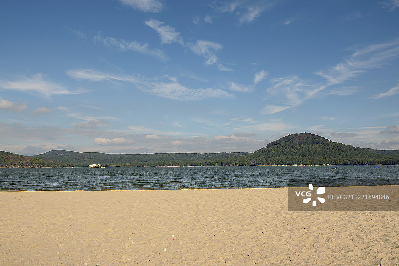 Machovo jezero湖与沙滩和Borny山背景在捷克旅游区命名…图片素材