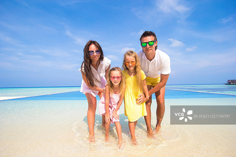 夏日热带度假的美丽家庭画像图片素材