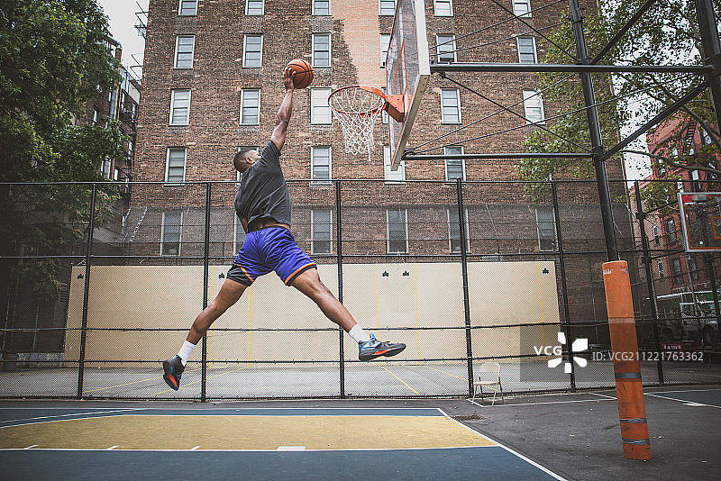 篮球运动员在纽约的一个球场上训练图片素材