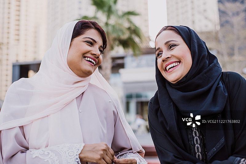 两个阿拉伯女人在一起图片素材