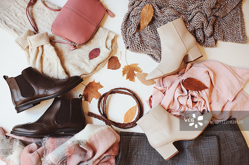 一套季节性的秋季时装女装，顶视图与复制空间时髦的鞋子，毛衣和图片素材