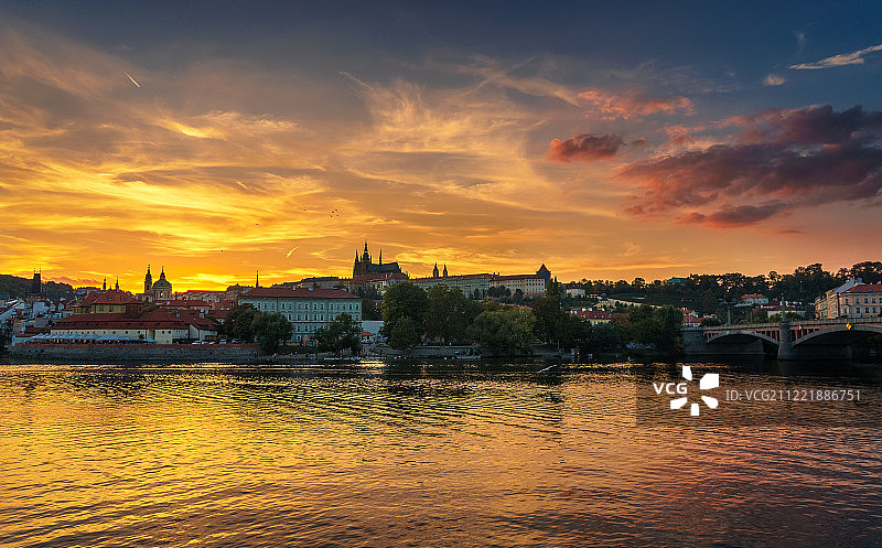 日落时分的布拉格城堡和伏尔塔瓦河图片素材