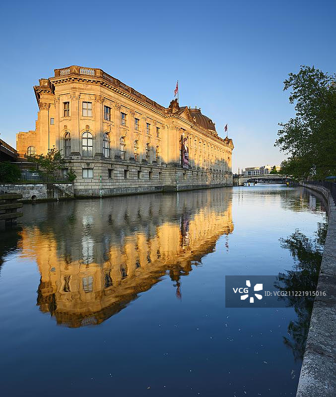 波德博物馆反映在施普雷河，博物馆岛，柏林-米特，柏林，德国，欧洲图片素材