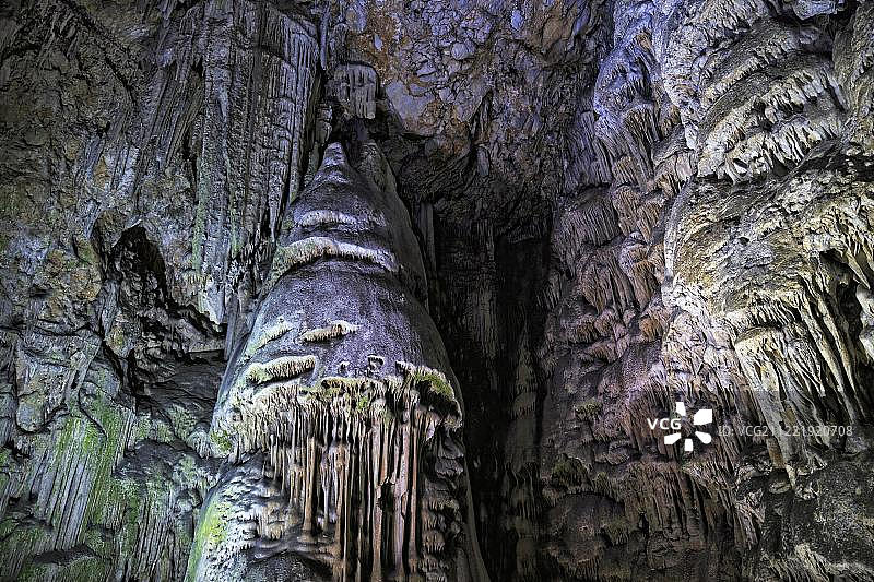 钟乳石洞圣迈克尔洞，在上岩自然保护区的石灰岩洞，照明，直布罗陀，欧洲图片素材