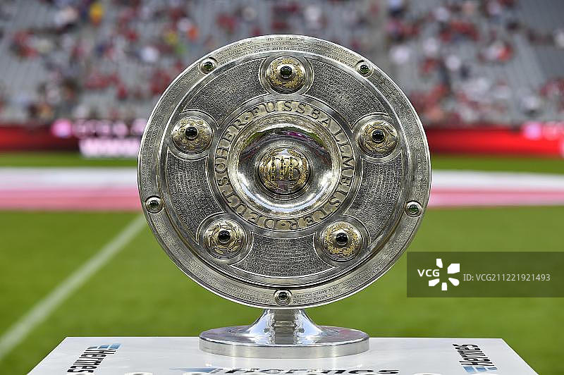 第一个德甲冠军奖杯，德国巴伐利亚慕尼黑安联球场图片素材