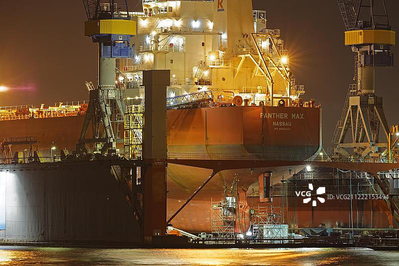 欧洲，汉堡，德国，汉堡，汉堡港，晚上，Blohm和Voss的浮动码头上的货船图片素材
