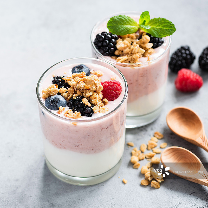 健康早餐酸奶加浆果，格兰诺拉麦片图片素材