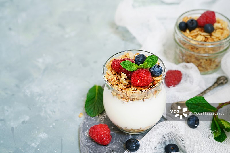 健康早餐格兰诺拉燕麦酸奶冻配新鲜水果和浆果，有选择的重点图片素材
