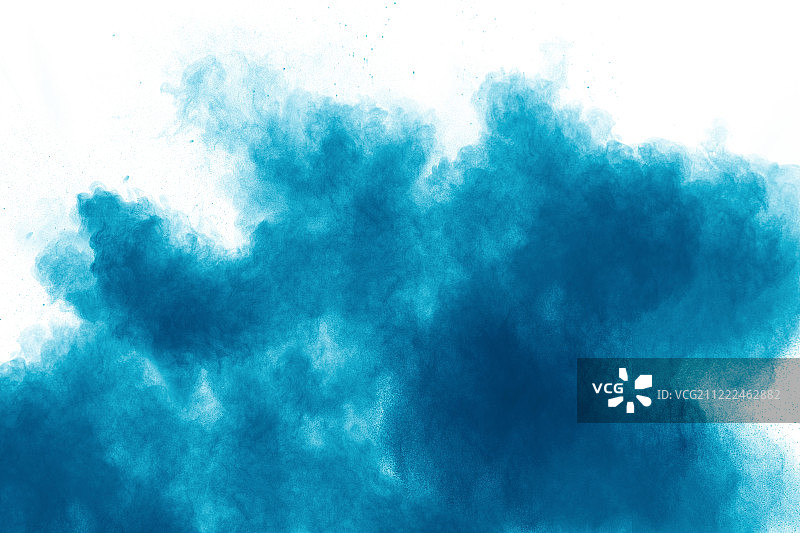 蓝色粉末爆炸云在白色背景的蓝色尘埃颗粒飞溅的特写图片素材