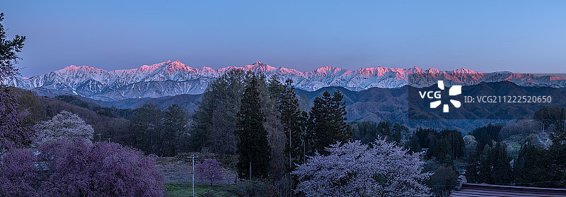 日本北阿尔卑斯山晨光图片素材
