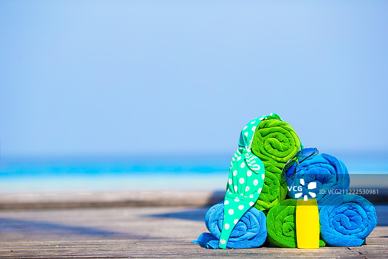 海滩和夏季度假配件概念-特写彩色毛巾，泳镜和…图片素材