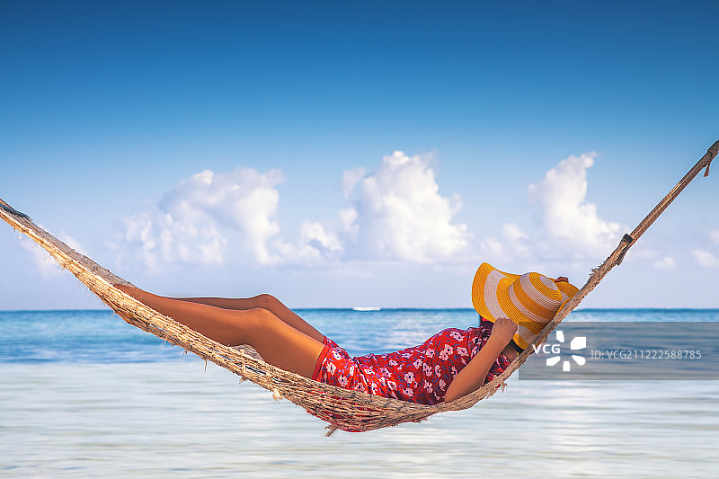女孩放松在一个吊床在热带岛屿海滩夏季Vaca图片素材