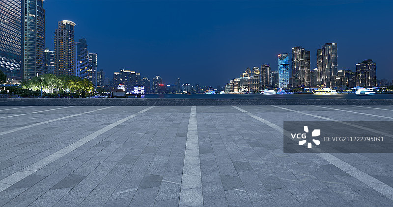 上海CBD摩天大楼夜景和广场地面图片素材