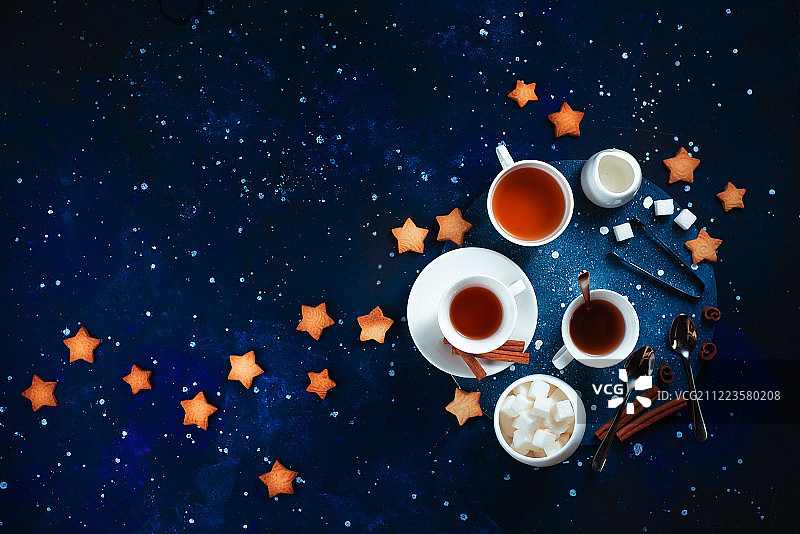 星形饼干茶点白瓷杯在星空背景天文学和图片素材