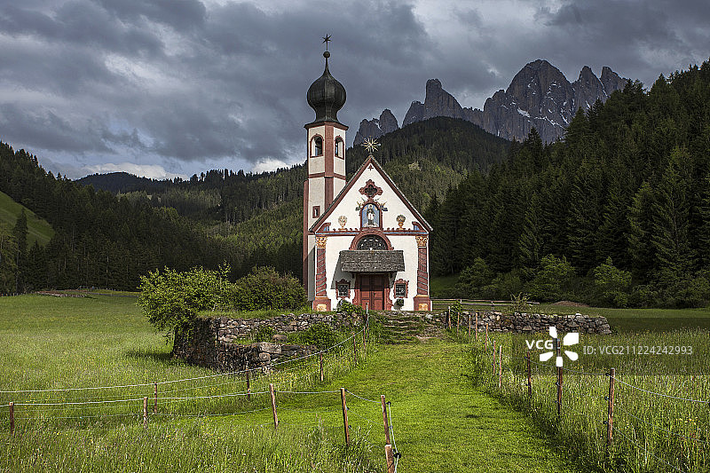 意大利 阿尔卑斯山 多洛米蒂山 孤独教堂图片素材