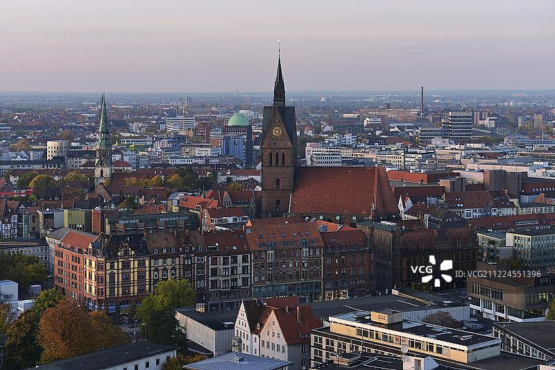 汉诺威-米特市集教堂位于历史中心的市政厅塔上，汉诺威，德国，下萨克森州，欧洲图片素材