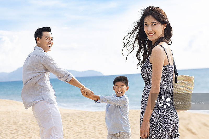 快乐的年轻家庭在沙滩图片素材