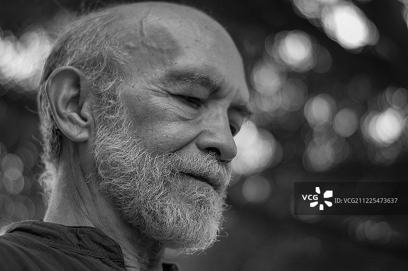 黑色和白色近距离低角度的一个老人，曼谷，泰国图片素材