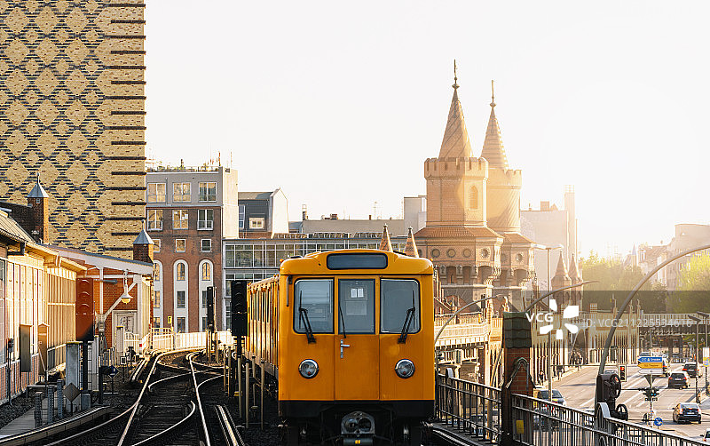 柏林地铁，奥伯鲍姆大桥的背景是金色的图片素材
