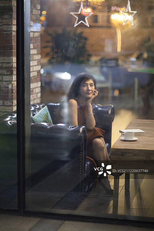 中年女性在咖啡馆喝咖啡图片素材