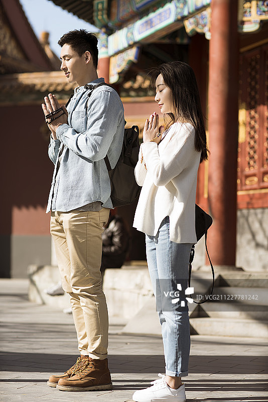 年轻情侣在雍和宫祈福图片素材