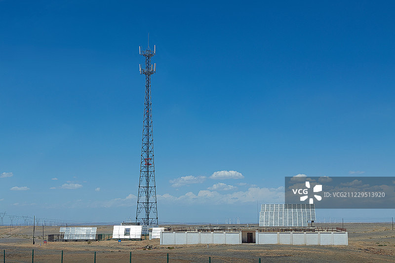 戈壁公路边的通讯信号铁塔图片素材