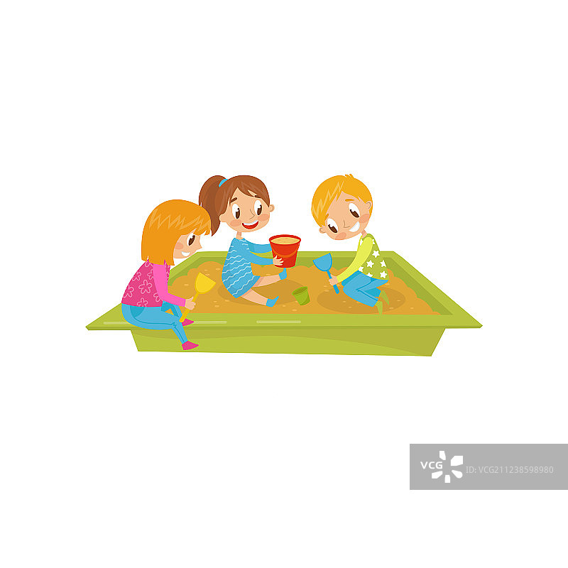 男孩和女孩在沙坑里玩耍，孩子们在图片素材
