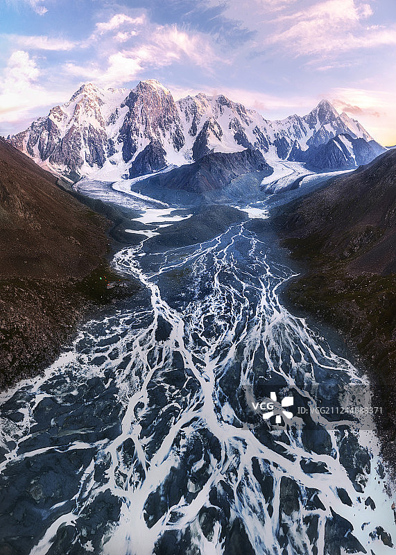 新疆天山冰川融水图片素材
