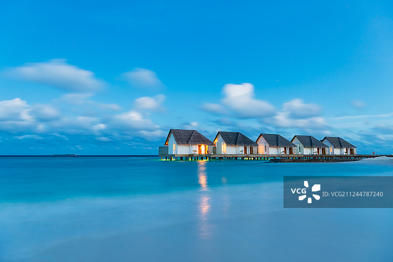 马尔代夫海边度假小屋户外夜景图片素材