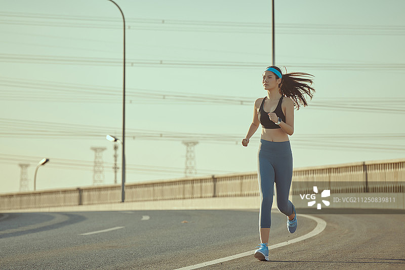 一个女青年在跑步图片素材