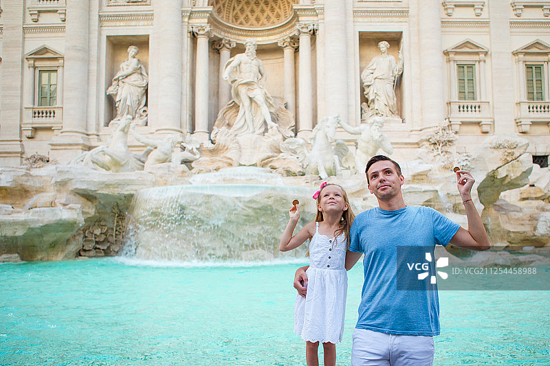 幸福家庭在欧洲享受他们的意大利假期图片素材