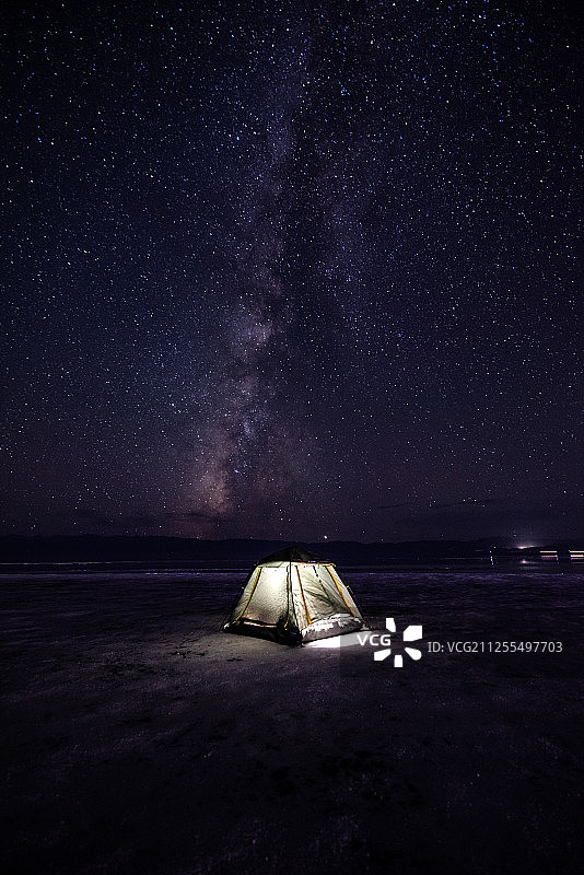 青海茶卡盐湖露营帐篷下的星空夜景图片素材