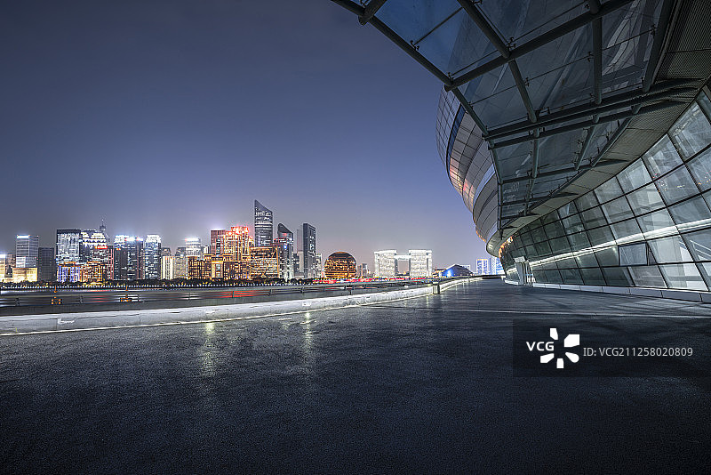 城市天际线夜景和现代建筑外观平台图片素材